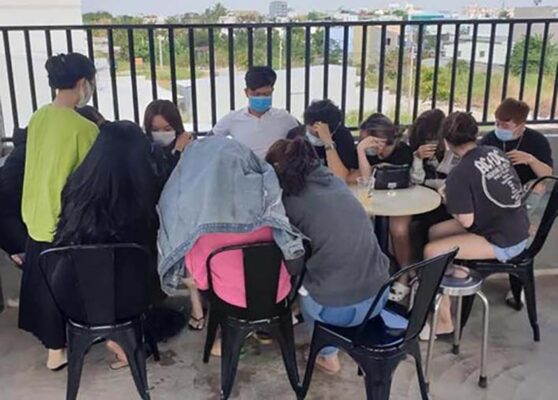 Bắt ổ nhóm đánh bài ăn tiền tại quán cafe quận 8